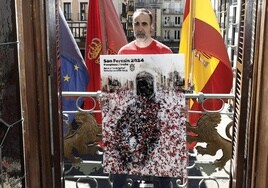 El diseñador guipuzcoano Ángel Blanco posa en el balcón del Ayuntamiento de Pamplona con su obra.