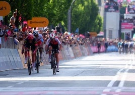 Thomas, por el centro, supera a Pietrobon y Valgren en la meta de Lucca, con el pelotón al fondo