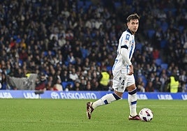 Martin Zubimendi lleva el balón con elegancia.