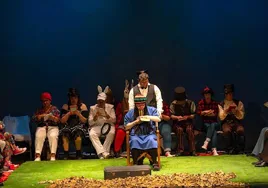 El grupo de actores y actrices amateur de Ezezagunok subieron al escenario de la Casa de Cultura.