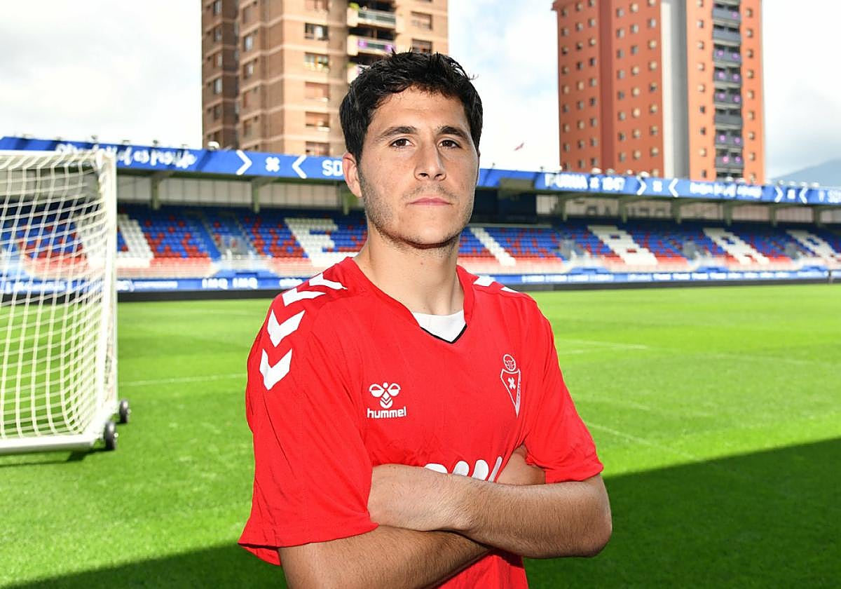 Tejero posa en el estadio de Ipurua minutos después de su rueda de prensa.