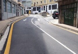 Los estacionamientos, en un lado, de la calle Ubitxa han sido suprimidos en el lado izquierdo para facilitar el paso de vehículos.