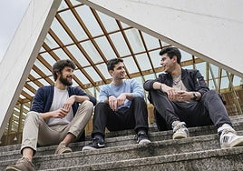 Complicidad. Aritz, Julen y Jon, tres de los alumnos que serán reconocidos esta tarde en el edificio Carlos Santamaría.