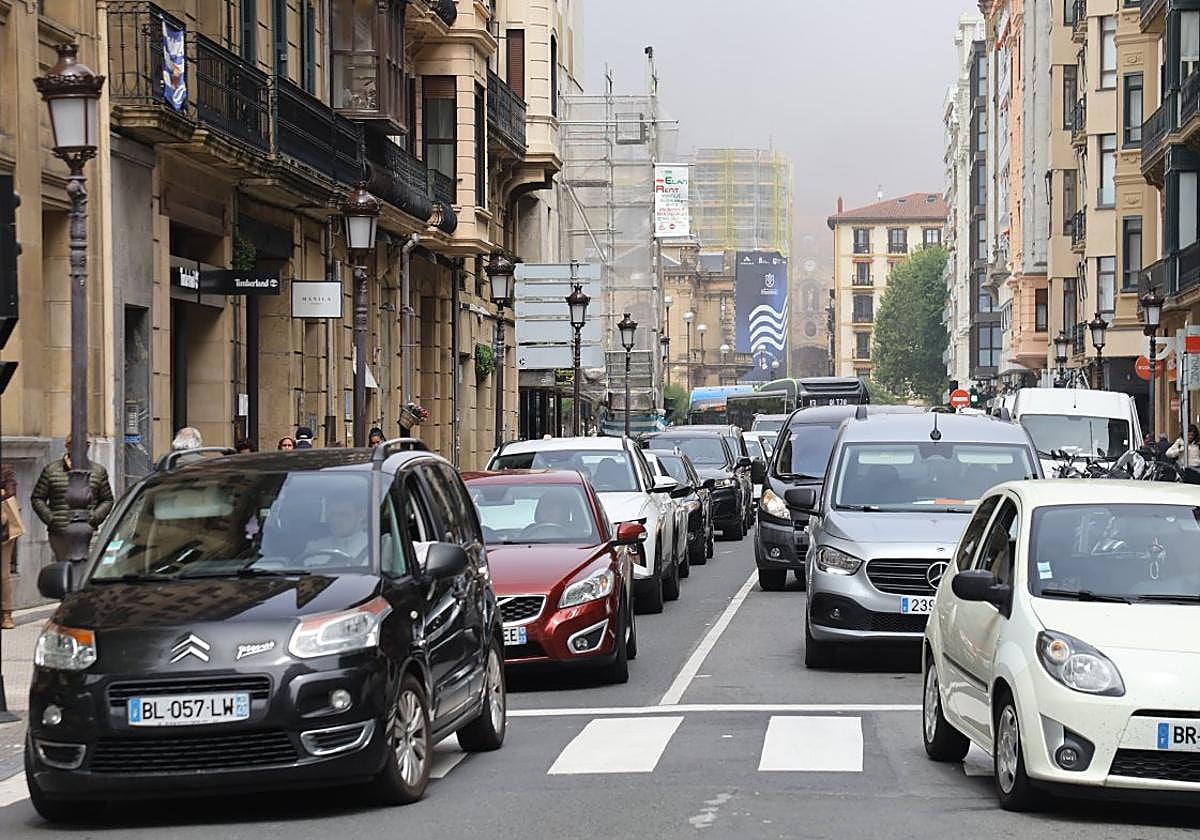El Centro de Donostia vivió momentos de colapso ayer por la alta afluencia de vehículos franceses.