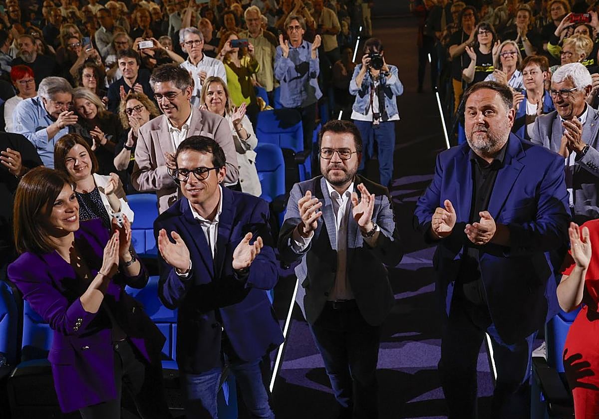 Pello Otxandiano acompañado por los dirigentes de ERC.