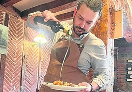 Fernando Sanz, propietario del fogón, aliña un plato.