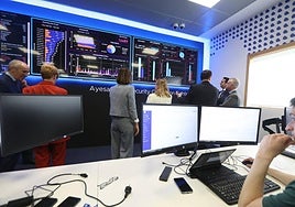 El lehendakari en funciones Iñigo Urkullu, durante la visita esta mañana del nuevo centro de ciberseguridad de Ayesa, en Donostia.