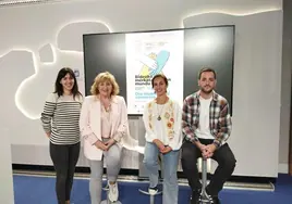 Aizpea Arregi (Emaús), Cristina Lagé (concejala de Diversidad), Yoanna Amondarain (Adsis) y Mikel Aguirre (Alboan) este jueves en el Ayuntamiento de Donostia.