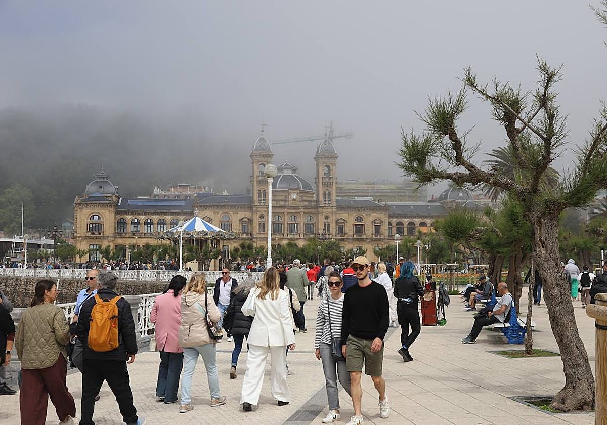 La bruma cubre este jueves el monte Urgull en su totalidad.
