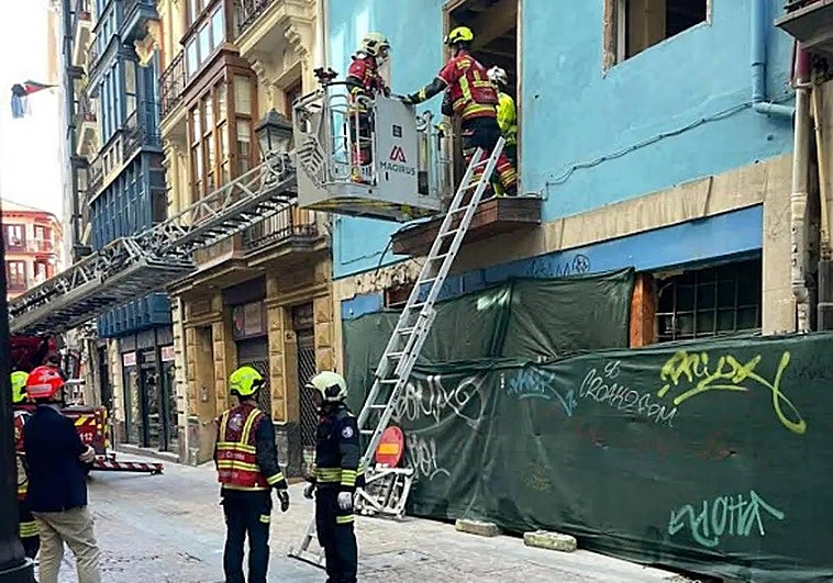 Dos camiones de Bomberos se han desplazado hasta el lugar del accidente.