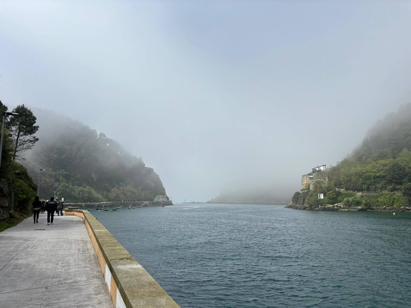 Un manto gris desde Hondarribia a Santa Clara