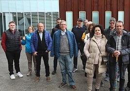 Miembros de las plataformas de afectados de Afinsa y Fórum Filatélico, esta semana en Juntas de Gipuzkoa, adonde llevaron su petición.