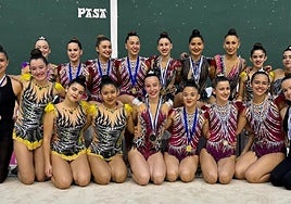 Gimnastas del equipo eibarrés con sus medallas obtenidas en el Campeonato Amateur de Gipuzkoa.