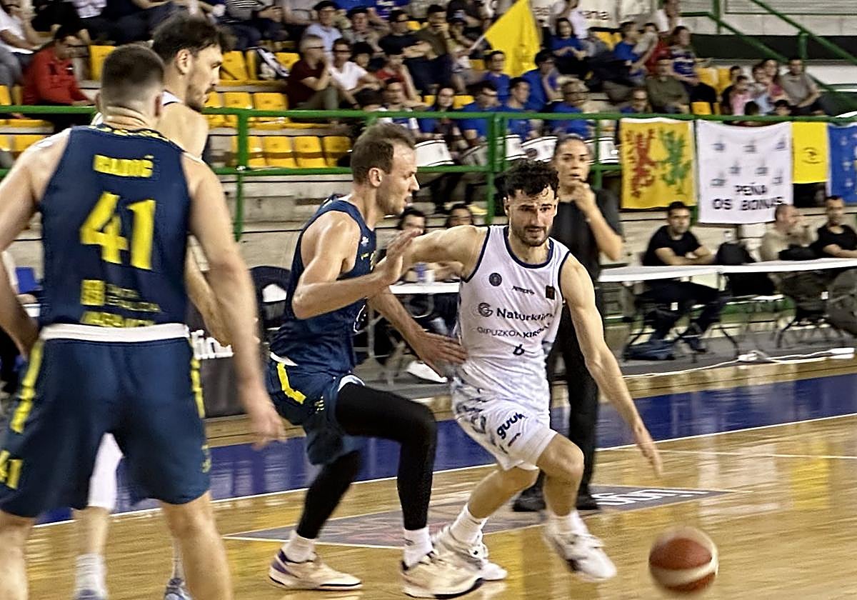 Zubizarreta escapa de Kacinas, ayer en Ourense.