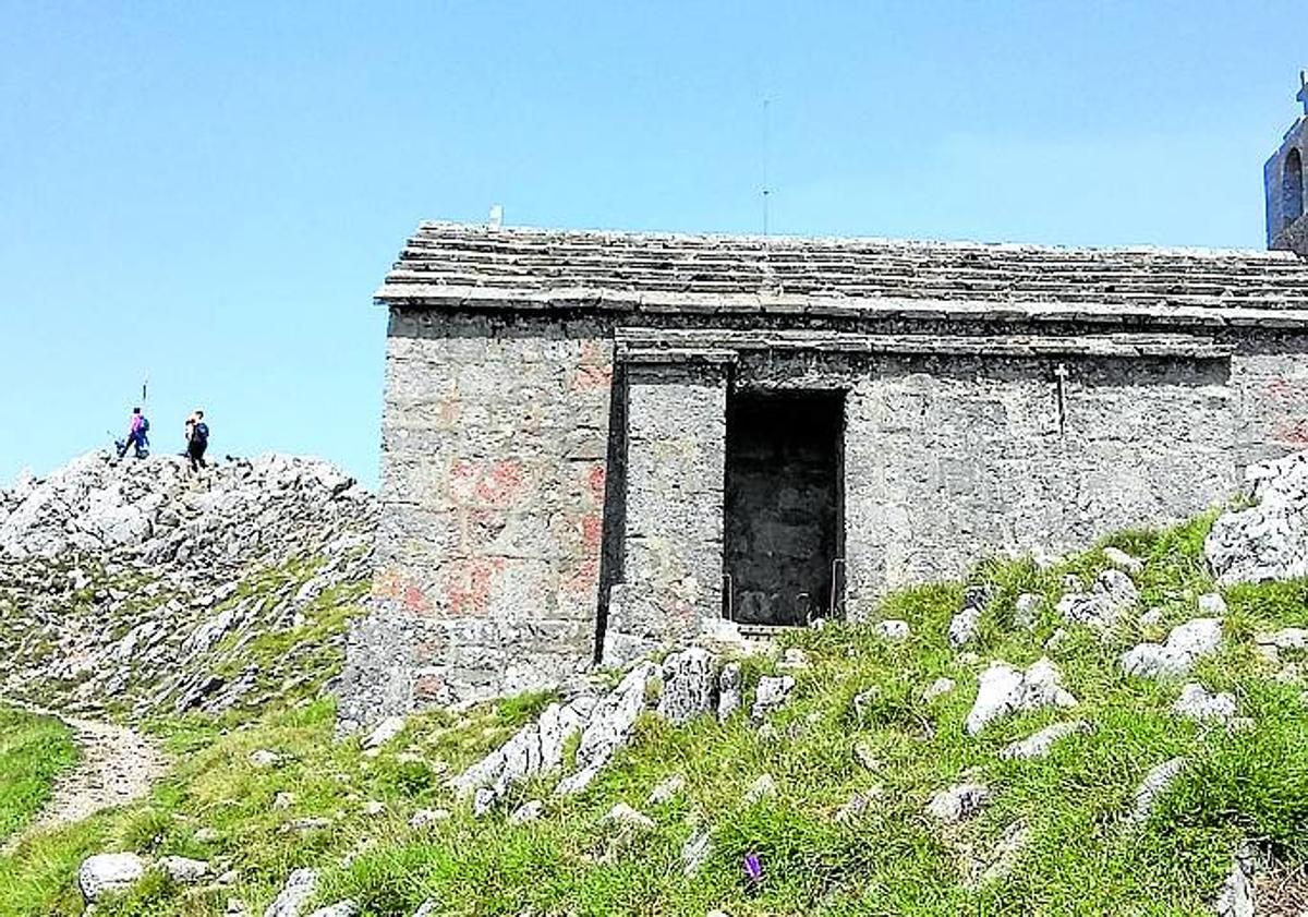 Imagen principal - Arriba, ermita de Aizkorri con la cima al fondo. Buzón con forma de hacha. Abajo, ermita de San Adrián en el túnel del msimo nombre.