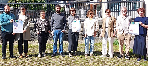 Udaleko ordezkari politikoak, teknikariak eta Osasun zentrokoak udako ikastaroaren berri emateko elkartu ziren Basazabalen