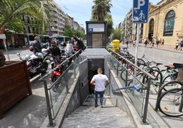 La entrada al parking del Boulevard por la Bretxa ya tiene colocado el nuevo acceso metálico que funcionará en horario nocturno dentro de unas semanas; detrás está el ascensor que será sustituido por uno nuevo.