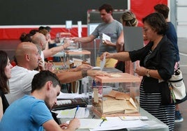 Variois votantes en una mesa electoral de Irun en mayo de 2023.