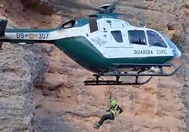 La Guardia Civil, durante uno de los rescates realizados el jueves.