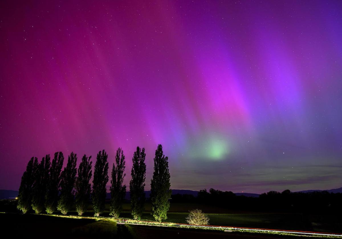 Una espectacular aurora boreal ilumina el cielo nocturno de Euskadi y el resto del mundo