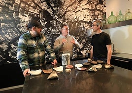 Joseba Lekuona, cantero, a la derecha, con Andoni Luis Aduriz y Ramón Perisé, chef y jefe de I+D de Mugaritz, respectivamente, en el restaurante de Errenteria.