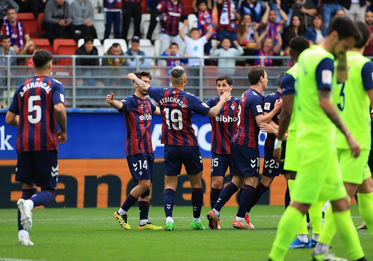 Stoichkov celebra el primer gol del Eibar contra el Amorebieta con Unai Vencedor y Álvaro Tejero.
