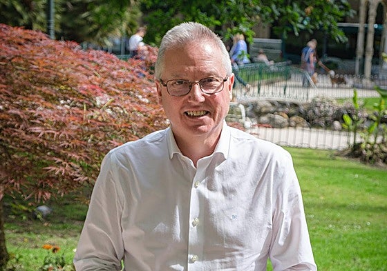 José Ignacio Asensio, en los jardines de la Plaza Gipuzkoa, en Donostia.
