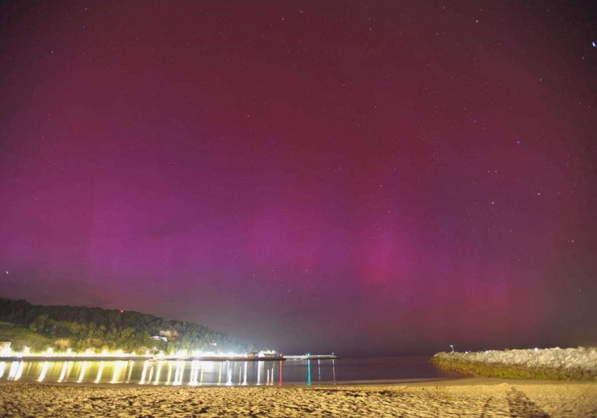 Aurora boreal en la playa de Hondarribia