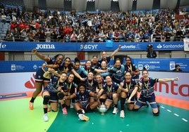 Celebración. Las jugadoras del Bera Beraposan con la Copa ante un público entregado en Illunbe.