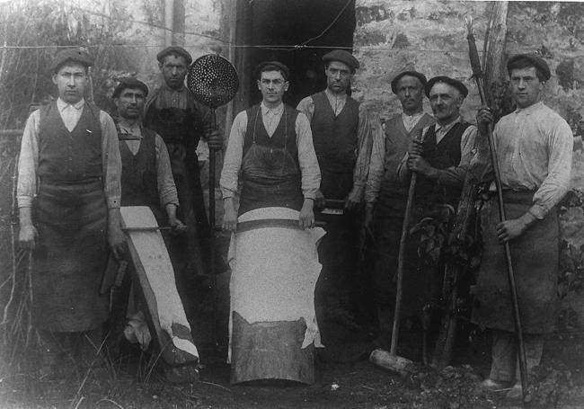 Trabajadores de Bareño Hnos. de Antzuola con sus instrumentos de trabajo, año 1915.