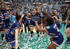 Las jugadoras del Super Amara Bera Bera celebran su octava copa este domingo en Illunbe.