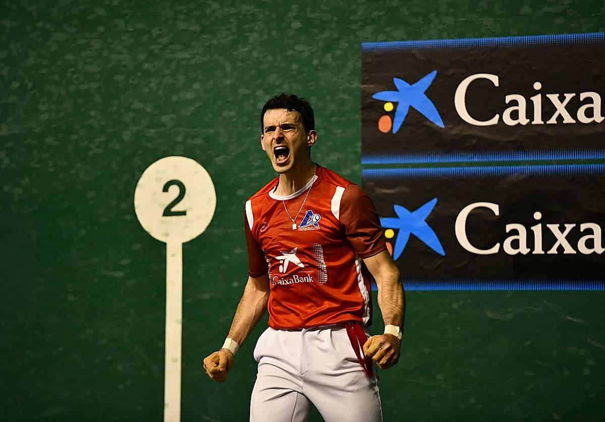 Altuna celebra uno de los puntos conseguidos ante su rival.