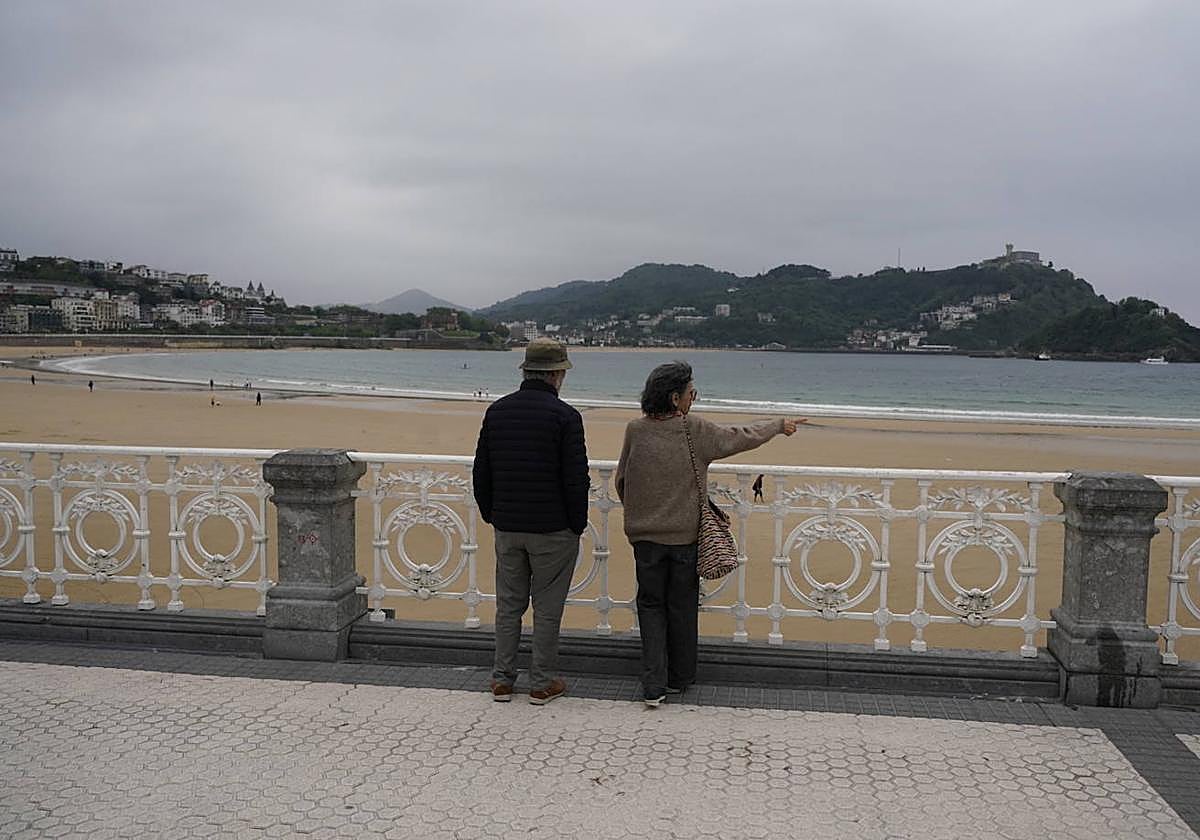 Una pareja hoy en la playa de la Concha de Donostia.