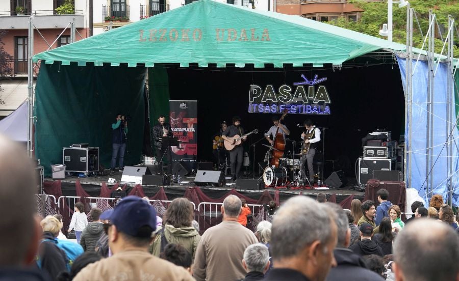 Tamborrada marinera para despedir el Pasaia Itsas Festibala