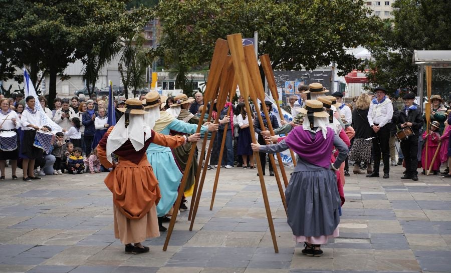 Tamborrada marinera para despedir el Pasaia Itsas Festibala