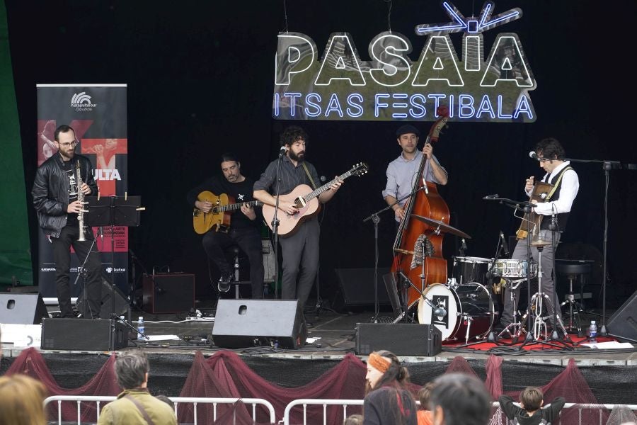 Tamborrada marinera para despedir el Pasaia Itsas Festibala