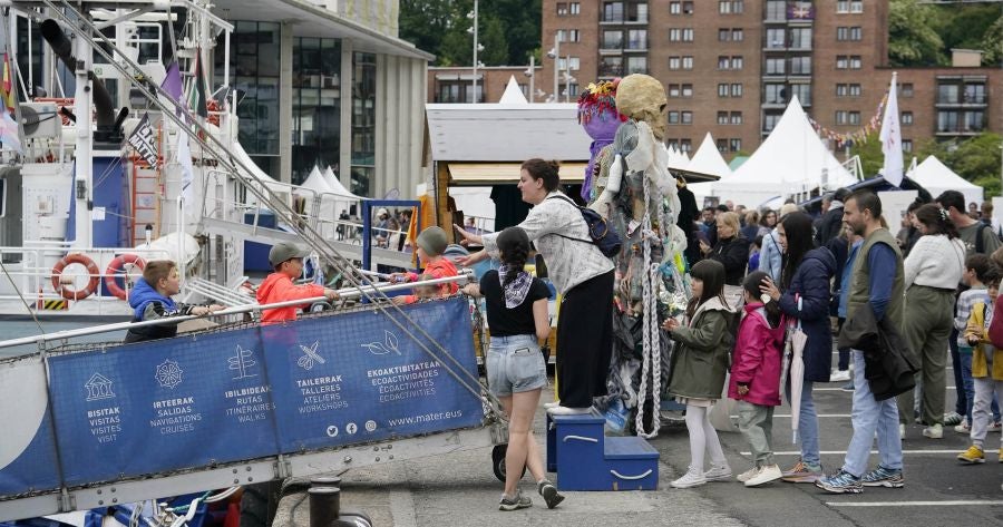 Tamborrada marinera para despedir el Pasaia Itsas Festibala