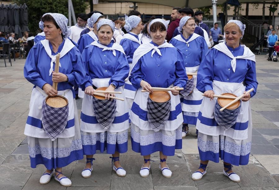 Tamborrada marinera para despedir el Pasaia Itsas Festibala