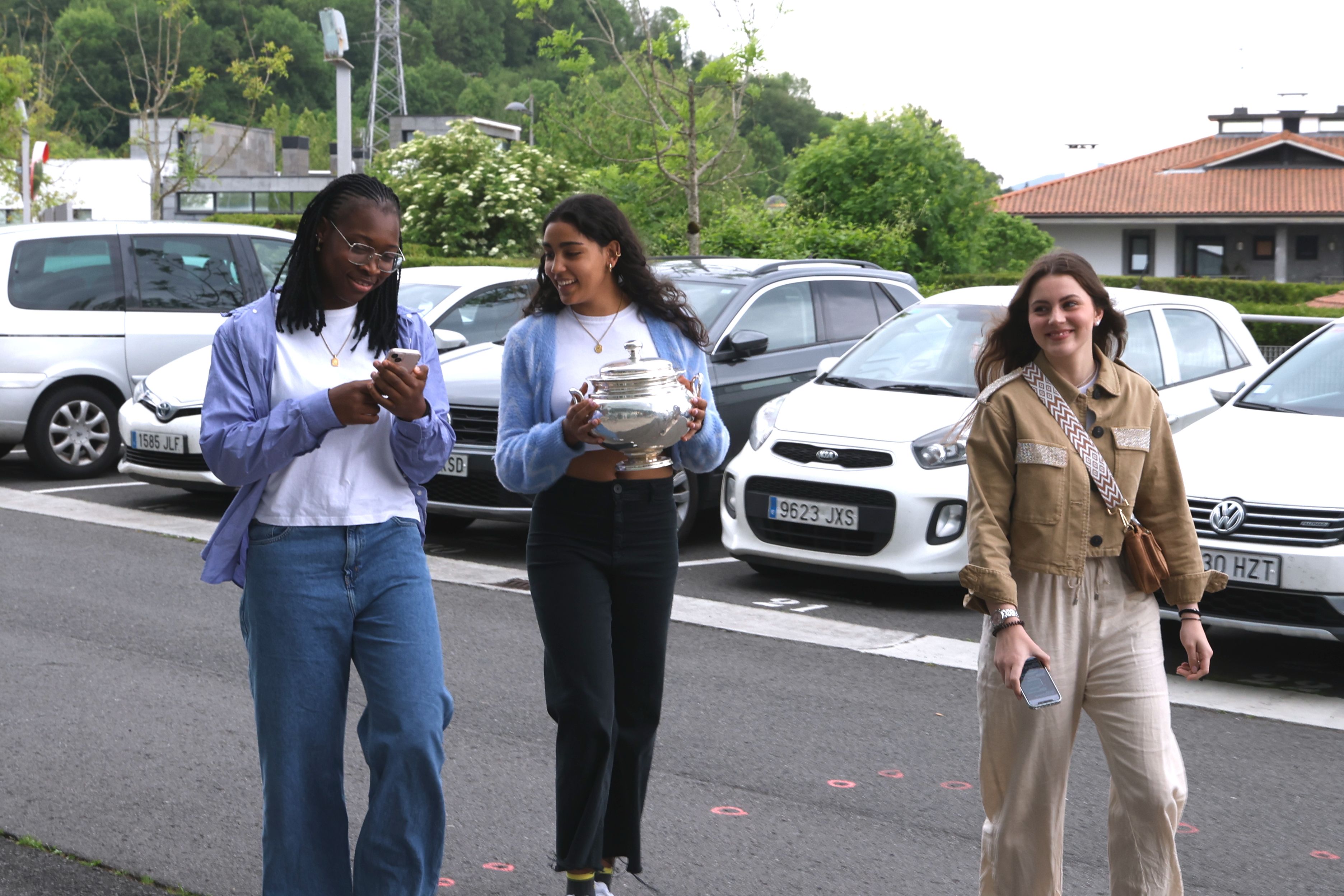 La visita de las campeones de la Copa de la Reina a la sede de DV, en imágenes
