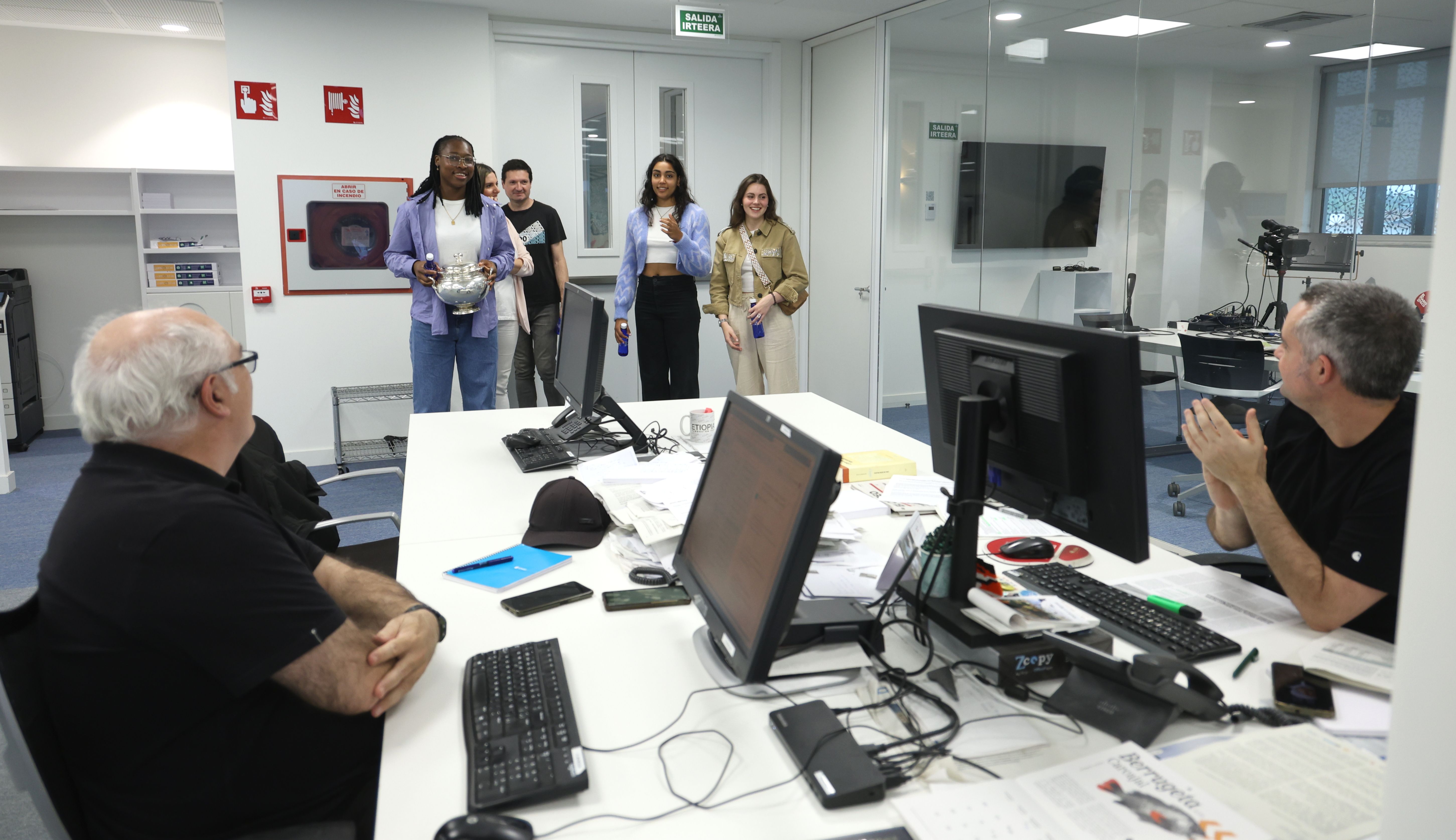 La visita de las campeones de la Copa de la Reina a la sede de DV, en imágenes