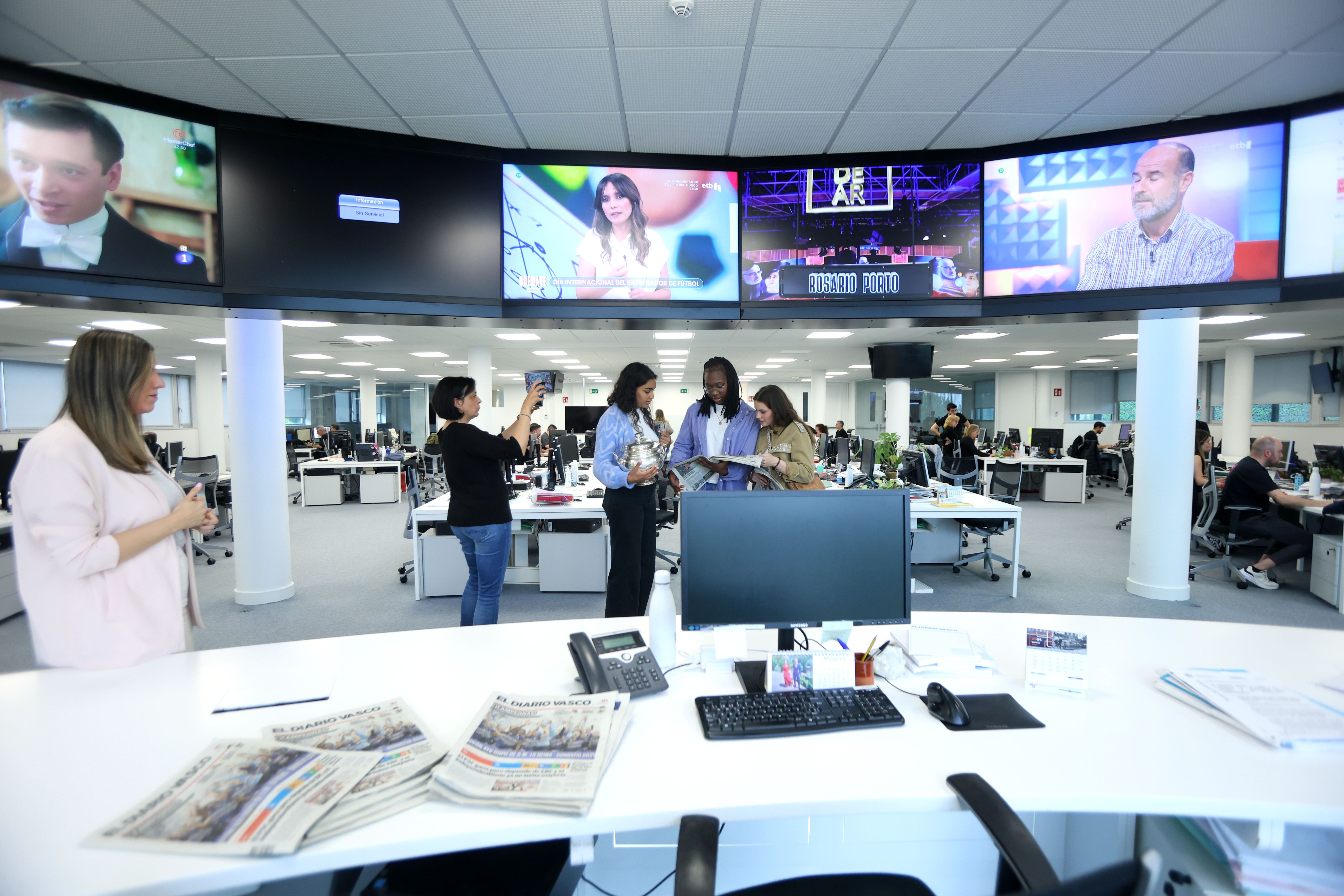 La visita de las campeones de la Copa de la Reina a la sede de DV, en imágenes