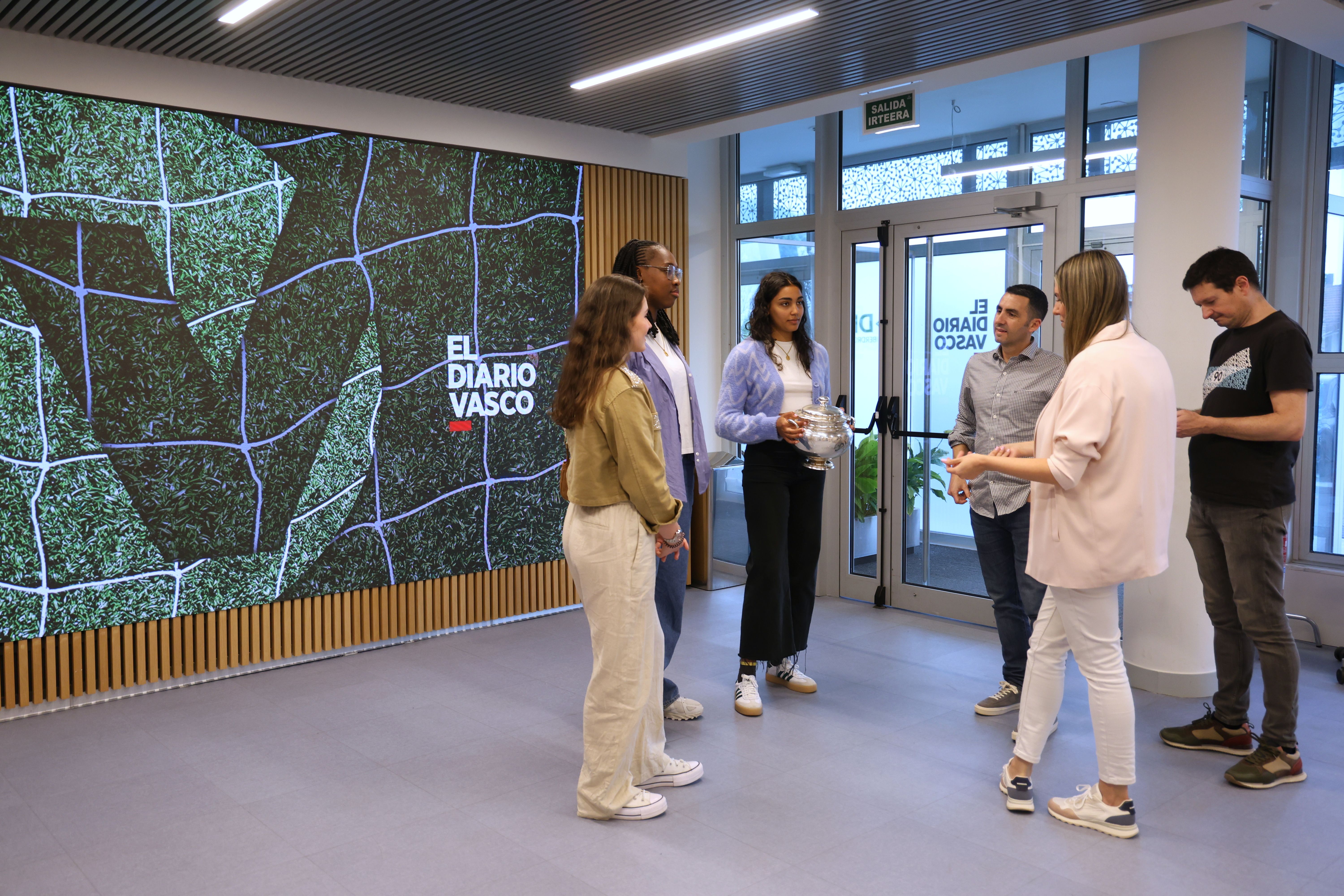 La visita de las campeones de la Copa de la Reina a la sede de DV, en imágenes