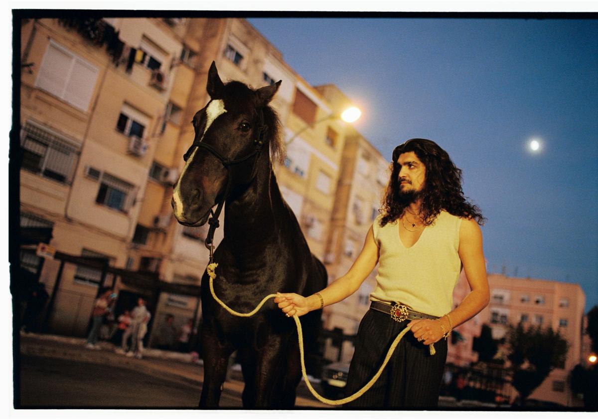 Israel Fernández, con un caballo, en una de las fotos promocionales de 'Pura sangre', su nuevo disco.