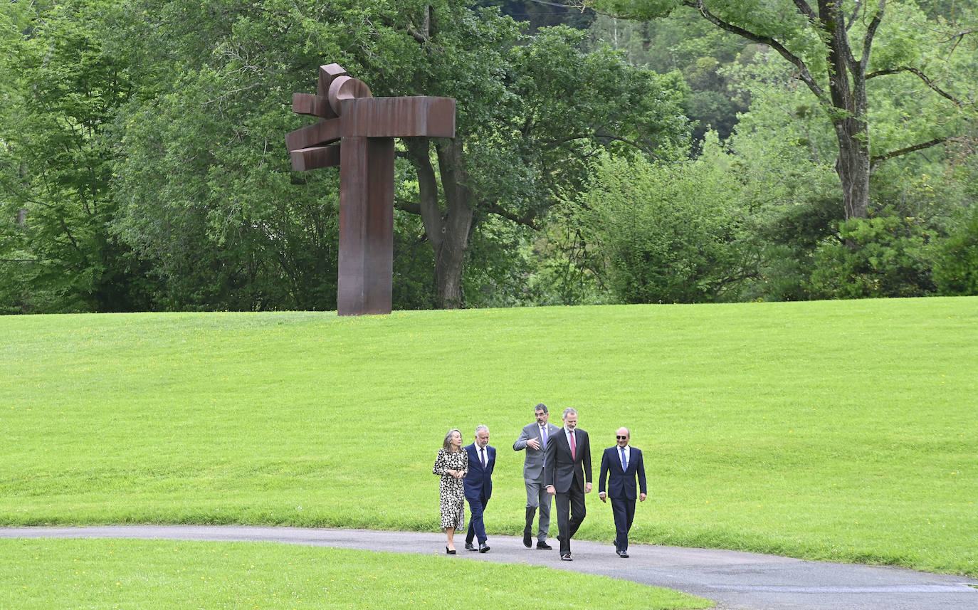 La visita del rey Felipe VI a Chillida Leku, en imágenes