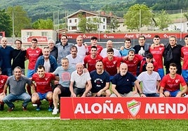 Representantes de la plantilla que hace 30 años logró la mayor gesta futbolística del Aloña junto al once titular del Aloña ante el Zestoa.