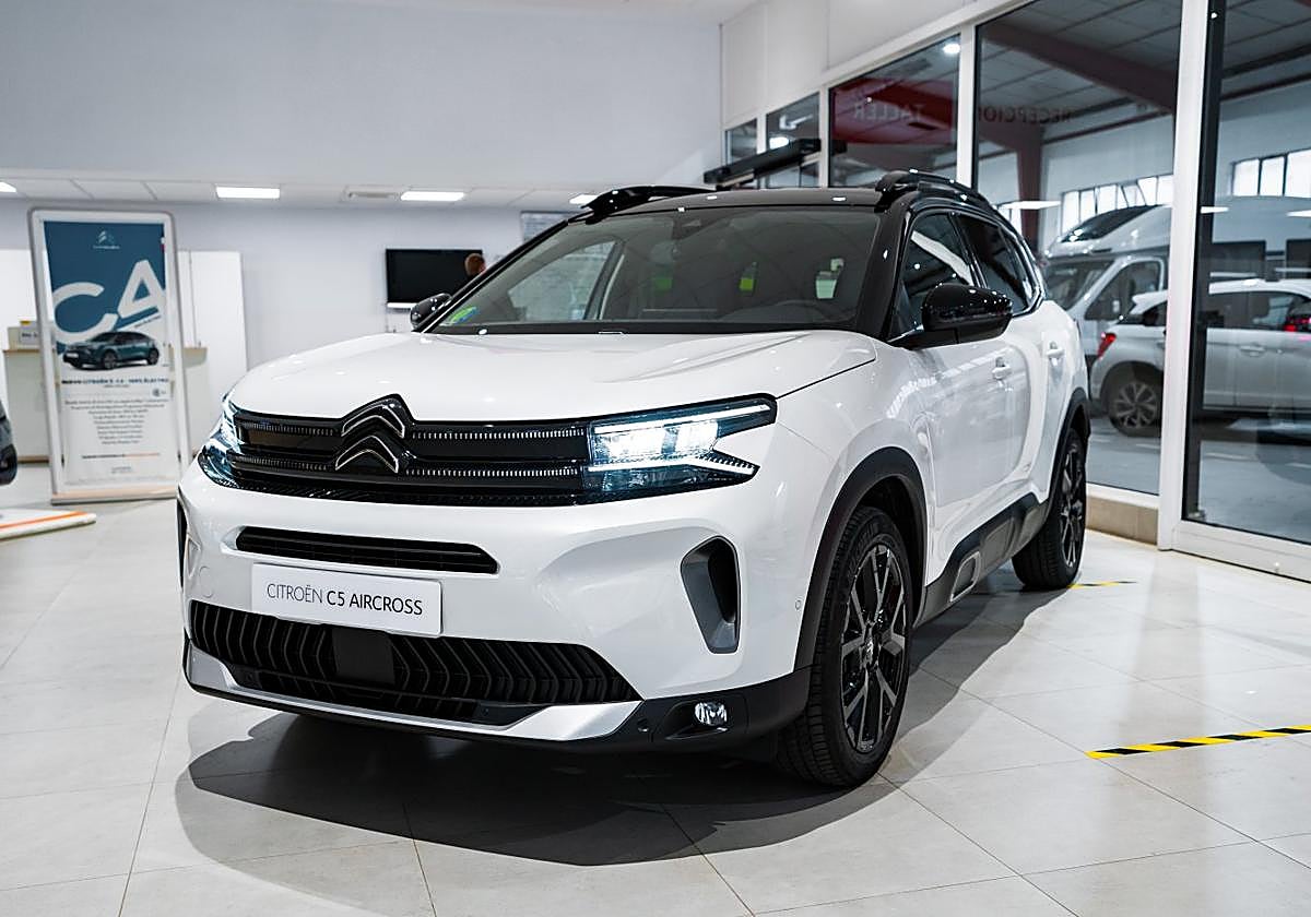 Una nueva versión híbrida se une a lagran familia que compone el Citroën C5Aircross. Supone, además, un nuevopaso hacia la electrificación de losmodelos de la marca francesa.