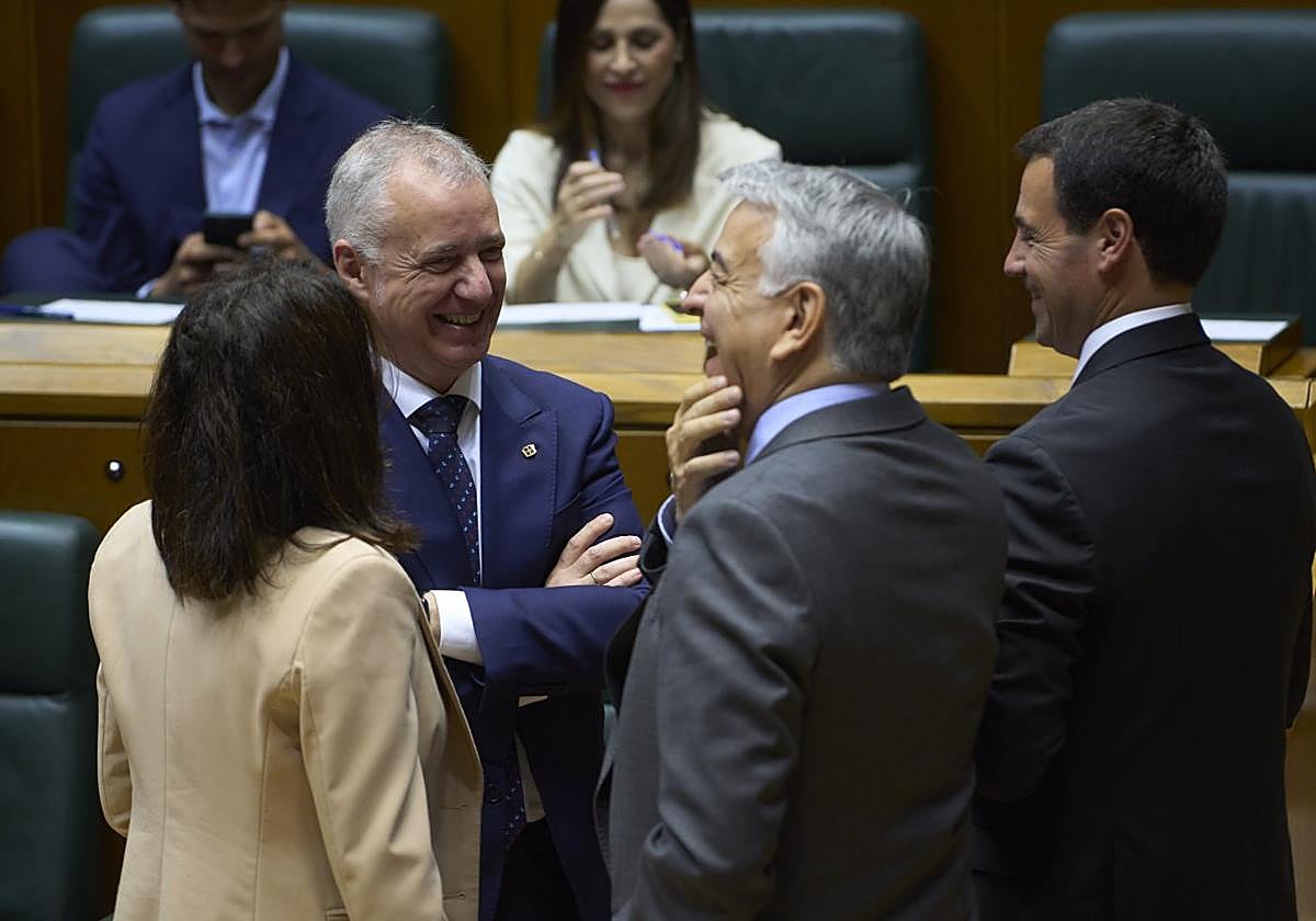 Los jeltzales Iñigo Urkullu e Imanol Pradales, ylos populares Laura Garrido y Javier de Andrés conversan entre risas en la sesión de constitución de la Cámara vasca.
