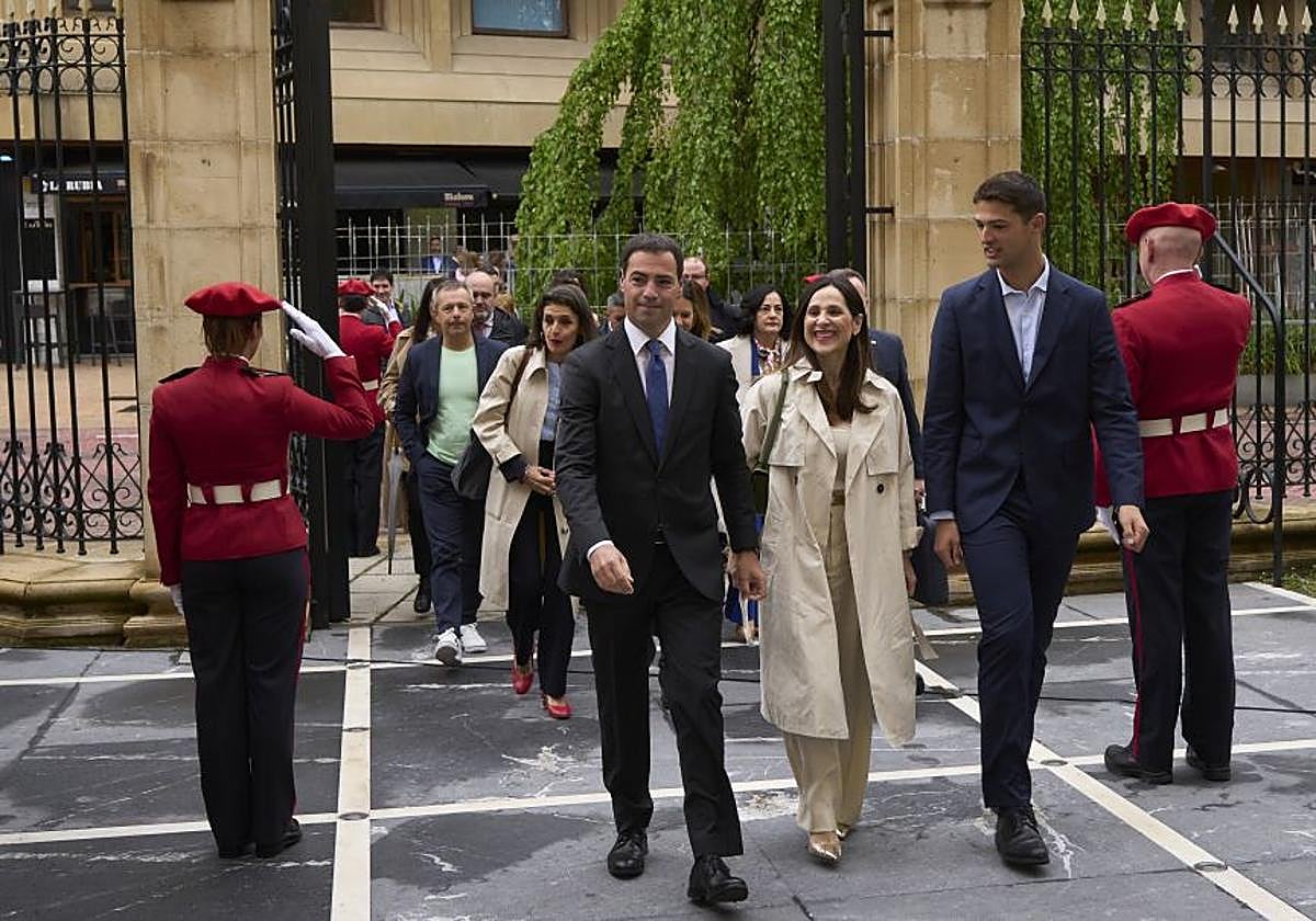 Imanol Pradales (i), junto a la presidenta del Parlamento Vasco, Bakartxo Tejería, este martes.