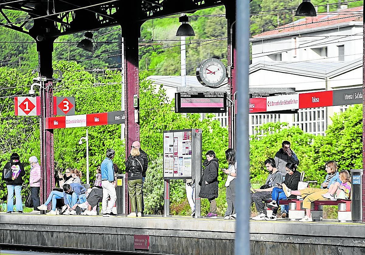 Usuarios de Renfe esperan a un tren de Cercanías en la estación de Tolosa.