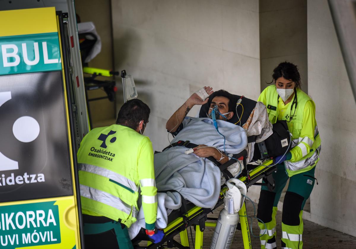 Álex saluda antes de subir a una ambulancia tras su llegada al aeropuerto de Loiu el 21 de abril.